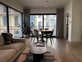 2-slpk appartement met zuidgericht terras aan Groen Kwartier<br /><br />Instapklaar appartement met 2 slaapkamers en een zuidgericht terras aansluitend op de leefruimte. Dit hoekappartement op de 2e verdieping geniet van een maximale lichtinval dankzij de grote raampartijen.<br /><br />Het appartement van 70 m² is gelegen aan het bruisende Groen Kwartier en op wandelafstand van de Dageraadplaats (Zurenborg). Winkels, restaurants en bakkers zijn er in overvloed.<br /><br />De uitstekende bereikbaarheid is een extra troef: een Vélo-station ligt op slechts 100 meter, station Antwerpen-Berchem bevindt zich op 5 minuten wandelen en vlak voor het gebouw zijn er twee laadpalen voor elektrische wagens.<br /><br />Op het gelijkvloers bevindt zich een gemeenschappelijke fietsenberging. Daarnaast is een privatieve berging inbegrepen in de prijs.<br /><br />Je komt binnen in de lichtrijke leefruimte met massief eiken parket. De leefruimte sluit aan op een volledig geïnstalleerde keuken (vaatwasser, koelkast en combi-oven), waar ook de aansluiting voor een wasmachine voorzien is. Aan de zuidzijde van de leefruimte bevindt zich een overdekt terras dat van 's ochtends tot in de namiddag van de zon geniet.<br /><br />Aan de noordzijde bevinden zich twee slaapkamers, beide met parketvloer, en de badkamer met lavabo, toilet en inloopdouche.<br /><br />Lage maandelijkse gemeenschappelijke kosten (inclusief syndicus, water, gas, onderhoud van de gemeenschappelijke delen, liftonderhoud, ramenwasser, ...). Individuele meters zijn aanwezig.<br /><br />Het keuringsattest van de elektrische installatie, het EPC-attest en het asbestattest zijn beschikbaar. Recent werd bovendien een nieuwe gemeenschappelijke boiler geplaatst.<br /><br />Ideaal investeringspand met 4% rendement.<br /><br />Afspraak voor een bezichtiging via: langeleemstraat333bus202@gmail.com<br /><br />Bezoekweekends: 8 & 9 augustus en 15 & 16 augustus.