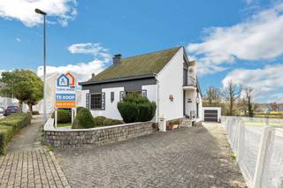 Voor meer info of een bezoek, bel 054 69 39 36 - Op een gunstige ligging in Denderwindeke bevindt zich deze te renoveren gelijkvloerse...