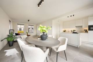 <p><strong>Moderne halfopen nieuwbouwwoning met 3 slaapkamers in rustige, kindvriendelijke wijk te Wechelderzande. E-peil: -5. Uitgerust met moderne technieken. Beschikbaar: 01/09/2026. <br /><br />Ligging: </strong>Deze halfopen bebouwing bevindt zich in de nieuwe verkaveling Vindeling, gelegen nabij de Kerkepad in Wechelderzande. De woning is gelegen in een doodlopende straat, wat zorgt voor extra rust en veiligheid. De omgeving is bijzonder kindvriendelijk en omringd door groen. Daarnaast geniet u van een uitstekende ligging met winkels, scholen, kinderopvang en jeugdbewegingen op wandelafstand, ideaal voor gezinnen.<br /><strong><br />Indeling: +0: </strong>Inkomhal • Gastentoilet • Ruime leefruimte met open keuken • Berging • Terras • Tuin • Tuinberging • Carport <strong>+1: </strong>3 slaapkamers • Badkamer • Toegang tot zolder via luik <strong><br /><br />Beschrijving: </strong>Deze energiezuinige en moderne woning wordt momenteel afgewerkt en zal instapklaar zijn tegen september 2026. Met een bewoonbare oppervlakte van 128,34 m² op een perceel van 258 m², biedt deze woning een perfecte combinatie van comfort en functionaliteit.<br />De lichtrijke leefruimte sluit naadloos aan op de open keuken, die uitgerust is met kwalitatieve toestellen van Pelgrim: combi-oven, koelkast, inductiekookplaat, vaatwasser, spoelbak en dampkap.<br />Buiten geniet u van een ruim terras van 19,40 m² en een aangename tuin, ideaal voor ontspanning. De woning beschikt tevens over een carport en er wordt nog een tuinberging geplaatst.<br />De eerste verdieping herbergt drie slaapkamers en een volledig uitgeruste badkamer met zowel bad als douche. Extra bergruimte vindt u op de zolder, bereikbaar via een valluik.<br /><br /><strong>Bijzonderheden:<br /></strong>• Beschikbaar vanaf september 2026<br />• Energiezuinige nieuwbouwwoning<br />• Voorzien van zonnepanelen<br />• Verwarming via lucht-water warmtepomp<br />• Regenwaterrecuperatieput van 5000L</p>
<p><strong> </strong></p>
