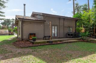 <p>Houtmassiefbouwwoning met 3 slaapkamers op omheind perceel van 920m², te Woonzone bosrijk karakter te Wuustwezel! Voor deze verrassend ruime gezinswoning werd in 2016 een regularisatievergunning bekomen voor permanente bewoning, en bestaat uit o.a. een ruime leefruimte met gezellige tv-hoek, een halfopen keuken, twee handige bergplaatsen, een nieuwe badkamer en drie slaapkamers! EPC 315</p>