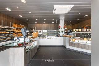 Deze goed draaiende bakkerij ( enige bakkerij in de buurt! ) biedt een mooie opportuniteit voor wie een eigen zaak wil uitbouwen of een bestaande activiteit wil verderzetten. De zaak beschikt over een prachtige winkel met een verzorgde uitstraling en een aangename sfeer.<br />Naast de winkelruimte beschikt het pand over een ruime parking voor de klanten en ook een inpandige garage en een praktische bijruimte, wat zorgt voor extra comfort en functionele mogelijkheden.<br />Een interessante kans om een gevestigde zaak over te nemen en verder te bouwen op het bestaande succes. Prijs is inculsief volledige inboedel, klaar om morgen te starten!