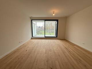 Nieuwbouwappartement met twee slaapkamers gelegen aan het dorpsplein van Grobbendonk.<br /><br />Indeling en omschrijving:<br /><span>Bij het betreden van het appartement komen we via de inkomhal in de ruime leefruimte met open keuken en vooraan het zuidgeoriënteerde terras. De keuken is uitgerust met kasten, spoelbak, kookplaat, dampkap, oven, koelkast en vaatwasser. Achter de keuken bevindt zich de berging waar de aansluitingen voor wasmachine en droogkast zich bevinden. Verderdoor de twee slaapkamers, apart toilet en de badkamer voorzien van lavabo met meubel en douche. Achteraan het tweede terras, welke bereikbaar is vanuit de slaapkamer. Garagebox beschikbaar aan de achterzijde. <br /><br />Extra info: geen verdere gemeenschappelijke kosten I EPB in opmaak I watertoets: P-score: B I G-score: B.</span>