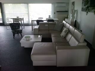 Instapklaar en pas gerenoveerd penthouse met garage nabij het centrum van Mol!<br /><br />Pluspunten van dit moderne penthouse zijn:<br /><br />- centrale ligging met alle winkels binnen handbereik<br />- alleen gelegen op de bovenste verdieping (lift komt rechtstreeks uit in de inkomhal van het penthouse)<br />- veel ruimte en veel lichtinval door de grote raampartijen<br />- extra groot terras van 65 m² voorzien van elektrische zonneluifel<br />- overal elektrische rolluiken<br />- voorzien van heel veel ingemaakte kasten<br />- voorzien van airco<br /><br />Indeling; Voor afspraak: Gsm 0495/360725<br /><br />Via de lift die rechtstreeks uitkomt in de inkomhal bevind zich het gastentoilet. Vervolgens komt u in de zeer ruime en lichtrijke woonkamer(70m²) met aansluitend de keuken en de bergruimte. Het penthouse is ook voorzien van een ruime bureauruimte.<br />Via de nachthal kom je in de pas gerenoveerde ruime badkamer met vrijstaand bad-douche-lavabo en een tweede toilet. <br />Vervolgens zijn er twee ruime slaapkamers met veel ingemaakte kasten.<br />Er is toegang tot het ruime terras via twee grote schuiframen.<br /><br />Mogelijkheid tot overname meubels.<br /><br />Achteraan bevindt zich een heel ruime garage met elektrische poort, verplicht bij te kopen aan 25 000€.