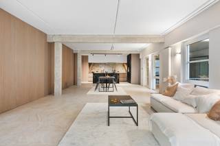 <div>
<div>
<div>
<p>Op de eerste verdieping van dit rustig gelegen gebouw met tuin kan u deze modernistische loft met een stijlvolle industriële uitstraling terugvinden. Zodra u binnenkomt, valt meteen op hoe licht en ruim de woning is, dankzij de grote raampartijen die zorgen voor een overvloed aan natuurlijk daglicht. Op maat gemaakte kasten en designdeuren versterken de verfijnde uitstraling van het geheel. De indeling is slim en praktisch ontworpen. Vanuit de inkomhal kom je in de ruime woonkamer met eetkamer en open keuken. Deze keuken is een echte eyecatcher, uitgerust met werkbladen van natuursteen, op maat gemaakte kasten in fineerhout en hoogwaardige AEG-toestellen. De ruime woonkamer en de masterbedroom worden stijlvol gescheiden door een imposante kastenwand, die zowel openheid als rust creëert. Vanuit de woonkamer heb je toegang tot beide terrassen, waardoor binnen- en buitenleven moeiteloos in elkaar overlopen. De masterbedroom biedt extra comfort met een eigen dressing en een ensuite badkamer, voorzien van een designbad, een elegant lavabomeubel, een praktische wasplaats met ingemaakte kasten en een apart toilet. De wasplaats heeft bovendien directe toegang tot de keuken, wat zorgt voor extra gebruiksgemak. Daarnaast is er een tweede slaapkamer, perfect geschikt als bureau. Aangrenzend bevindt zich de tweede badkamer, uitgerust met een inloopdouche, een strak lavabomeubel en een toilet. Deze loft biedt verder zicht op de aangelegde gemeenschappelijke tuin, wat zorgt voor wat groen in het midden van de stad. Tot slot is er de mogelijkheid om twee inpandige autostaanplaatsen aan te kopen voor 45.000 euro per stuk.<br /><br /><span>Gelegen in een rustige wijk te Antwerpen, op korte afstand van het bruisende stadscentrum en het hippe Eilandje. De locatie biedt de perfecte balans tussen stadsleven en rust, met winkels, cafés en restaurants in de nabije omgeving. Het centraal station is vlot bereikbaar, evenals belangrijke verkeerswegen. Ook parken en groenruimtes liggen dichtbij, ideaal voor ontspanning.</span></p>
</div>
</div>
</div>
<div>
<div></div>
</div>