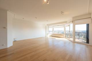 Res. Raymond.<br />Zuidgericht appartement gelegen op Kustlaan, genietend van bijzonder mooi open zicht over de villa's en villaresidenties van Het Zoute, vlakbij Het Albertplein.<br />Dit instpaklaar appartement omvat een zeer ruime woonkamer met mooie gevelbreedte en terras, genietend van zeer aangenaam open zichten richting Dominicanenkerkje.<br />Open keuken vernieuwde keuken met alle comfort. Twee ruime slaapkamers, elke voorzien van ingemaakte kasten. Slaapkamer met bijhorende badkamer, omvattende ligbad, dubbele lavabo en toilet. De tweede slaapkamer heeft een eigen bijhorende douchekamer, met toilet, douche en lavabo. Grote privatieve kelder op het niveau -1, voorzien van aansluiting voor wasmachine. Mogelijkheid tot aankopen gesloten garagebox in de korte nabijheid. <br />Ref. A703