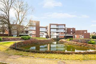 <p>Deze hoogwaardig afgewerkte appartementen zijn uitzonderlijk gelegen in het hart van Ronse, waar comfort en rust perfect samengaan. <br />Op wandelafstand van winkels en openbaar vervoer, en toch geniet u hier van volledige privacy en sereniteit.<br /><br />Elk appartement biedt alle hedendaagse comfort en beschikt over mooie terrassen met een open zicht op de groene binnentuin. <br />De lichtrijke leefruimtes worden gekenmerkt door grote raampartijen, die zorgen voor een aangename sfeer en een sterke connectie met het groen.<br /><br />Bovendien zijn de appartementen energiezuinig en maken ze deel uit van een klassevolle residentie, waar wonen in het centrum hand in hand gaat met groen, rust en kwaliteit.<br /><br />Bezoek na afspraak met Immo Beguin, jouw vastgoedexpert sinds 2009.<br />✉️ guido@immobeguin.be</p>