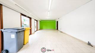 <h2><span>In het centrum van Meerhout, op de Molenstraat 4, bevindt zich dit kantoor/winkelruimte te koop van 84 m². </span></h2>
<p><span>Het pand heeft een commerciële ligging, langs de straat die door het centrum loopt. Dankzij deze centrale locatie is er veel passage en visibiliteit. Je beschikt ook over een parkeerplaats vlak voor de deur en bevindt er zich op wandelafstand extra parkeergelegenheid in het centrum van Meerhout.</span><br /> </p>
De ruime kantoor- of winkelruimte geeft meteen een open en ruim gevoel. Alle houten ramen zijn voorzien van dubbele beglazing en manuele rolluiken. Achteraan bereik je via een kleine hal een berging/archiefruimte met een wasbakje. Aansluitend is er een aparte keukenruimte met gasfornuis en dampkap. Vanuit de keuken heb je toegang tot het toilet en tot de gemeenschappelijke berging waar zich de cv-ketel en technieken bevinden. Internet- en telefoonaansluiting zijn aanwezig.<br /><br /><strong>Troeven van dit kantoor/winkelruimte te koop in Meerhout:</strong>
<ul>
<li>Topligging in het centrum van Meerhout</li>
<li>Gelegen langs een drukke doorgangsstraat met veel passage</li>
<li>Goede zichtbaarheid</li>
<li>Gunstig EPC B</li>
<li>Asbestveilig</li>
<li>84 m² bruikbare oppervlakte</li>
<li>Parkeerplaats vlak voor de deur</li>
<li>Extra parkeermogelijkheden op wandelafstand</li>
</ul>
Ben je op zoek naar een kantoor of winkelruimte in Meerhout? Contacteer ons via lize@optie-m.be of bel naar 0468 21 87 49. <br /><br />Wil je weten wat jouw eigendom waard is? Contacteer ons voor een professionele en vrijblijvende waardebepaling.<br />Extra informatie: VG, WG, GVV, GMO, GVKR.