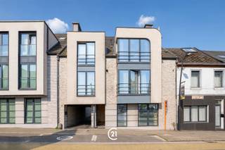 Doe een bod vanaf 199 000 euroBent u op zoek naar een instapklaar duplexappartement of een interessante investering? Dit verzorgde appartement op de tweede verdieping is uitstekend gelegen, recht tegenover Delhaize. Dankzij de centrale ligging bevinden winkels, scholen, openbaar vervoer, het station en de E40 zich vlakbij. Ook Aalst is vlot bereikbaar. Voor wie van natuur en ontspanning houdt, liggen de natuurdomeinen Gerstjens en Osbroek en de Dender op korte afstand. Het appartement beschikt over een lichtrijke leefruimte met open, uitgeruste keuken, een afzonderlijk toilet en een praktische berging met aansluitingen voor wasmachine en droogkast. Op de bovenverdieping een ruime slaapkamer met aansluitend een badkamer met douche en lavabomeubel Een staanplaats achter het gebouw kan apart worden aangekocht voor € 17.000.Een ideale combinatie van comfort, centrale ligging, bereikbaarheid en natuur – zowel voor eigen bewoning als investering.