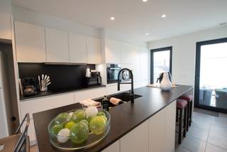 Dit prachtige penthouse van ±150m² (inclusief beide terrassen), bewoond sinds 2020, is momenteel verhuurd en biedt een uitstekende kans...