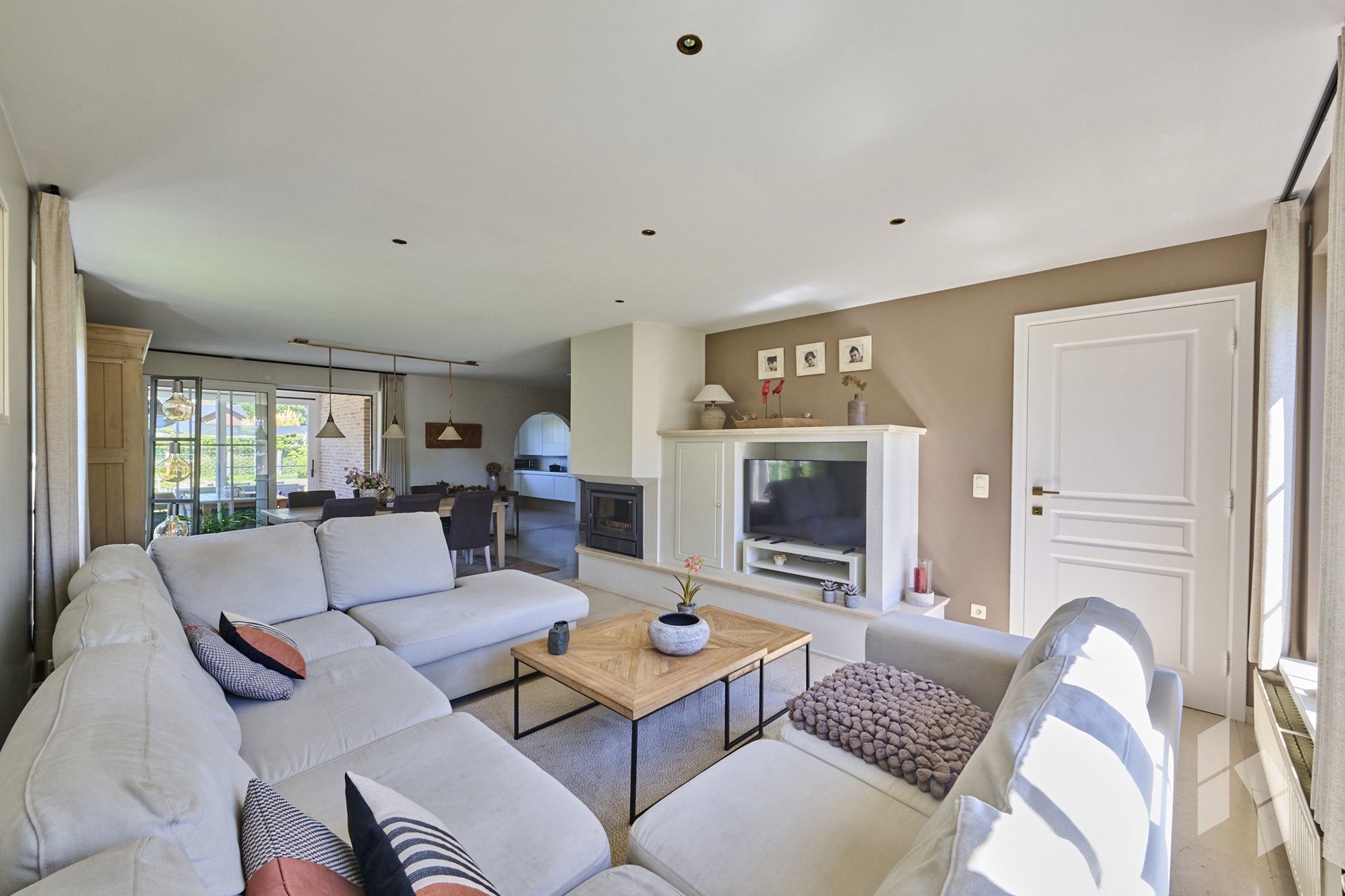 Ruime, instapklare woning met 4 slpks op perceel van 726 m². - foto 2