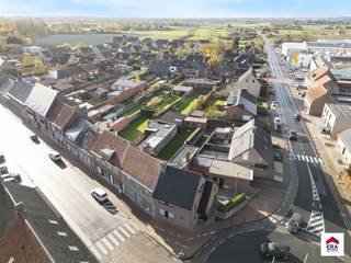 <p><strong>Ligging:</strong> Deze degelijk gebouwde woning bevindt zich in het hart van Marialoop, op wandelafstand van bakker, school,... Dankzij de centrale ligging geniet je van een uitstekende verbinding richting Meulebeke/Tielt. Openbaar vervoer bevindt zich op amper 100 meter.<br /><br /><strong>Indeling:</strong> We betreden de woning via de inkomhal die toegang biedt tot de lichtrijke leefruimte met open haardcassette en een prachtig zicht op de zuidgerichte tuin. Aansluitend vinden we de ruime keuken met veel lichtinval en directe toegang tot het terras en de tuin. Verder is er op het gelijkvloers een grote polyvalente kamer (voormalig kapsalon), ideaal als bureauruimte, handelsruimte of slaapkamer. Daarnaast is er een aparte doucheruimte met wastafel en ingemaakte kasten, evenals een afzonderlijk toilet.<br /><br /><strong>Eerste verdieping:</strong> Via de nachthal bereiken we vier volwaardige slaapkamers en een badkamer met bad, toilet en wastafel. <br /><br /><strong>Buitenomgeving:</strong> De woning beschikt over een privé-inrit via de zijstraat die toegang geeft tot de ruime inpandige garage met wasplaats en praktische opbergmogelijkheden. De volledig afgesloten en zuidgerichte tuin vormt een veilige, kindvriendelijke omgeving. <br /><strong>Pluspunten:</strong></p>
<ul><li>
<p>4 slaapkamers </p>
</li><li>
<p>Zuidgerichte, afgesloten tuin</p>
</li><li>
<p>Inpandige garage</p>
</li><li>
<p>Centrale ligging nabij voorzieningen</p>
</li></ul>
<p><strong>Interesse?</strong> Contacteer ons vandaag nog!</p>