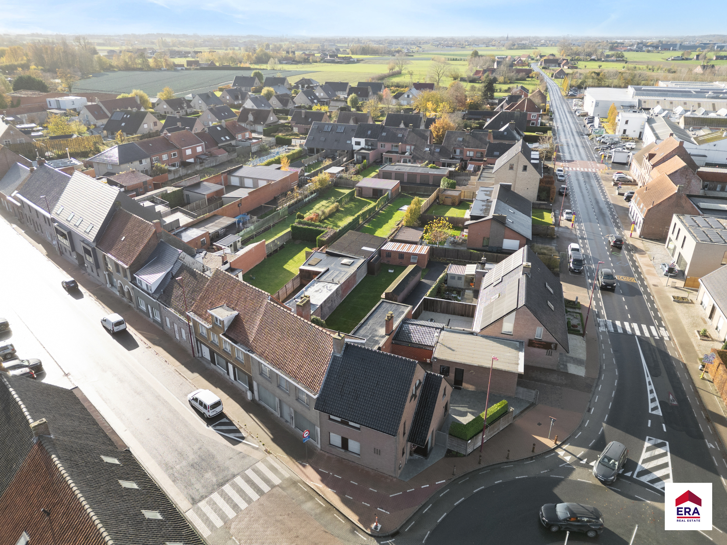 Verzorgde en bijzonder ruime gezinswoning met 4 slaapkamers! - foto 1