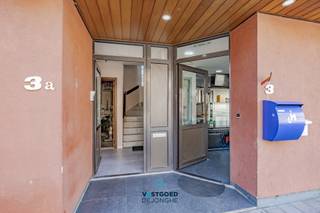 Gelegen op wandelafstand van het centrum van Zaffelare treffen we dit handelspand met woning aan.
Deze eigendom bestaat uit enerzijds een handelsruimte (51 m²) die op vandaag verhuurd is, als een bel-etage woning (159 m²) die door de eigenaar bewoond wordt. Grote troef is dat je direct inkomsten hebt van de handelszaak. (handelshuurcontract sinds juni 2022).
Het gebouw heeft de volgende indeling: aparte inkomhallen, handelsruimte met apart toilet, berging, koer en een garage.
Op de eerste verdieping is er een ruime woon- en eetkamer, aparte volledig geïnstalleerde keuken, badkamer met dubbele lavabo, ligbad en toilet en een ruime slaapkamer.
Op de tweede verdieping zijn er twee ruime slaapkamers, een berging en een terras.
Grote troeven zijn hier: interessante investering met potentieel hoog rendement, perfect instapklaar.
Renovatieverplichting: nee.
Voor meer informatie of een bezoek kan u terecht bij Sander Dejonghe via sander@vastgoeddejonghe.be of Inias Leten, Inias@vastgoeddejonghe.be.
Alle dossierstukken kan u downloaden op onze website: www.vastgoeddejonghe.be.