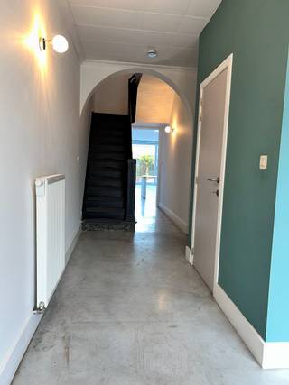 Deze instapklare centrumwoning werd volledig gerenoveerd in 2023.<br />Goeie ligging op 5 minuten van het station en van het provinciaal domein De Gavers.<br />Delhaize supermarkt in de straat, scholen op wandelafstand,....<br /><br />Indeling als volgt:<br />Inkomhal met gastentoilet en vestiaire, moderne open leefkeuken (met alle nodige toestellen) met aangename en lichtrijke leefruimte.<br />Ruime garage met automatische sectionaal poort, voldoende plaats voor fietsen en voorzieningen voor de wasmachine.<br />Droge kelder.<br />Op de eerste verdieping twee ruime slaapkamers, badkamer met toilet, douche en lavabomeubel. Inbouwkast in de nachthal.<br />Op de tweede verdieping twee kleinere maar zeker bruikbare slaapkamers.<br /><br />Aangenaam terras en stadstuintje, bereikbaar via het grote schuifraam.<br /><br />- pvc schrijnwerk, rolluiken<br />- hoogrendementsglas<br />- elektrische installatie conform<br />- ventilatiesysteem<br />- veel bergruimte<br />- gunstig EPC<br /><br />Interessante woning voor zowel starters als investeerders ! !