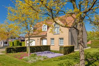 <strong>TE KOOP - Sint-Kwintens-Lennik - Exclusief vastgoed</strong> - Charmante villa op een terrein van <strong>23a32ca </strong>op wandelafstand van het centrum van Sint-Kwintens-Lennik met prachtige, volledig aangelegde tuin en open uitzicht.<br /><br />Indeling: Inkomhal met toilet en trappenhal, <strong>ruime living met natuurlijke lichtinval</strong>, grote <strong>keuken </strong>met zithoek en toegang tot terras van meer dan 30 vierkante meter. Aanpalende bergruimte. <br /><br />Op de verdieping bevinden zich <strong>4 ruime slaapkamers</strong> waarvan twee met dressing, een aparte wc en een badkamer met inloopdouche en dubbele wastafel met meubel. <br /><br /><strong>Zolder</strong> te gebruiken als opslagruimte. <strong>Droge kelder en kruipkelder </strong>onder de ganse ruimte van de woning. <br /><br /><strong>Dubbele garage</strong> met sectionaal poort en aansluitende was- en bergruimte.<br /><br />In de tuin bevindt zich een <strong>poolhouse</strong> met een ingerichte eetruimte en een praktische bergruimte. <br /><br /><strong>12 zonnepanelen </strong>achteraan in de tuin voor maximaal rendement.<br /><br /><strong>EPC label B - Score 163</strong> - referentie attest <strong>20260316-0003823764-RES-1.</strong><br /><br />Tijdloze architectuur met hedendaags wooncomfort. Oprit voor minstens 5 wagens. <br /><br />Interesse? Vraag uw bezoek aan via <strong>info@dehenauvastgoed.be of via 0473 36 48 23.</strong><br /><br /><br /> 