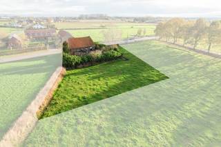 BOUWEN AAN 6% BTW MOGELIJK! Gunstig en landelijk gelegen stuk bouwgrond van 1751m². Zuidwest georiënteerd. Sloop en heropbouw mogelijk! Er dient rekening gehouden te worden met de landelijke ligging. Bij nieuwbouw gelden volgende voorschriften: max 1000m³, bouwvrije strook van 5 m achter de rooilijn (de rooilijn loop nu door de bestaande woning), bouwvrije zijstroken van min 3m.