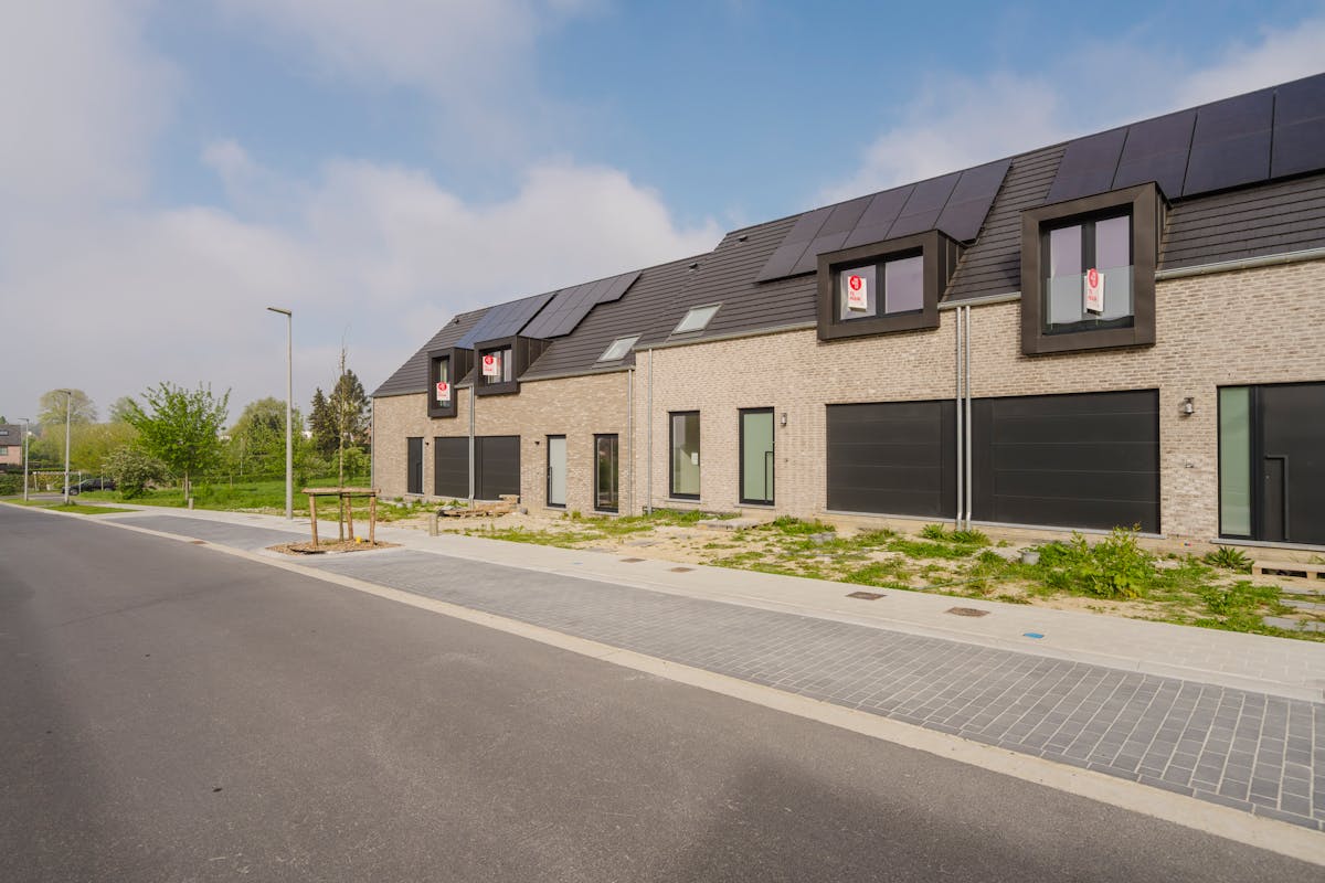 Maison récemment construite avec 3 chambres, jardin et garage à louer à Courtrai - photo 1