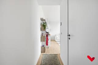 <p><strong><span>Bienvenue dans l’un des emplacements les plus prisés de Louvain : le quartier dynamique du Vaartkom !</span></strong><span> Situé au 11ᵉ étage de l’élégant immeuble </span><strong><span>« The View »</span></strong><span>, ce spacieux studio baigné de lumière offre une vue panoramique exceptionnelle sur le centre-ville.<br /><br /></span></p>
<p><span>Avec une surface habitable de plus de 40 m², ce studio se distingue par son espace généreux et son agencement intelligent. Le hall d’entrée ouvert mène à des toilettes séparées pour les invités, à un espace de rangement pratique avec raccordement pour une machine à laver, ainsi qu’à une lumineuse pièce de vie avec cuisine entièrement équipée. De grandes baies vitrées apportent une abondance de lumière naturelle et donnent accès à une vaste terrasse couverte, l’endroit idéal pour profiter d’une vue imprenable sur Louvain.<br /><br /></span></p>
<p><span>L’espace nuit est situé du même côté que la terrasse et bénéficie lui aussi de grandes fenêtres laissant entrer un maximum de lumière. Grâce à la disposition astucieuse et dynamique du studio, une seconde zone a été aménagée, offrant suffisamment d’espace pour un bureau, un lit et des rangements. Une salle de bains avec douche complète cet espace.<br /><br /></span></p>
<p><span>Le studio bénéficie de finitions de haute qualité et est équipé des technologies les plus récentes, telles que la domotique, le chauffage par le sol et les panneaux solaires, garantissant un confort optimal et une excellente performance énergétique.<br /><br /></span></p>
<p><span>L’immeuble dispose également d’un local à vélos commun à disposition des résidents.<br /><br /></span></p>
<p><span>Que vous soyez à la recherche d’un investissement intéressant ou d’un logement élégant à usage personnel, ce studio répond à toutes les attentes. De plus, le bien a été occupé pour la première fois en novembre 2024, ce qui permet une acquisition sous le régime de la TVA.<br /><br /></span></p>
<p><strong><span>Points forts :</span></strong></p>
<ul>
<li><span>Spacieux studio avec grande terrasse couverte</span></li>
<li><span>Vue panoramique unique sur le centre-ville</span></li>
<li><span>Agencement intelligent et dynamique</span></li>
<li><span>Finitions et matériaux de haute qualité</span></li>
<li><span>PEB A et technologies de dernière génération</span></li>
<li><span>Emplacement d’exception à Louvain</span></li>
</ul>