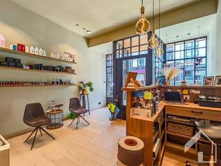 <p><span>In het bruisende centrum van Lier, op een toplocatie in de Rechtestraat, bevindt zich dit instapklare pand dat wonen en ondernemen op een ideale manier combineert. Deze eigendom biedt een perfect evenwicht tussen een stijlvol handelspand op het gelijkvloers en een comfortabele, energiezuinige woning op de verdiepingen.</span></p><p><span><br />Het handelspand is momenteel ingericht als een verzorgde schoonheidszaal, met een ontvangstruimte aan de voorzijde, een balie en een aparte technische ruimte. Achteraan bevindt zich een rustige behandelingsruimte met eigen toilet – ideaal voor een schoonheidssalon, praktijk of kantoorruimte.<br />De eerste verdieping verwelkomt je in een ruime en lichtrijke woonkamer met open keuken. De keuken is volledig uitgerust met alle comfort: inductievuur, dampkap, spoelbak, vaatwasser, ijskast, diepvries en combi-oven. Aansluitend bevindt zich een gezellig terras, perfect voor een moment van rust midden in de stad.</span></p><p><span><br />Op de 2de verdieping vind je een apart toilet, een ruime en moderne badkamer (bad + douche + dubbele wastafel) en een royale masterbedroom met praktische ingemaakte kasten.</span></p><p><span><br />De bovenste verdieping biedt een open bureauruimte en twee bijkomende slaapkamers, beide voorzien van ingemaakte kasten.</span></p><p><span><br />Troeven van het pand:<br />   •    Verwarming via energiezuinige airco-units (koelen &amp; verwarmen)<br />   •    20 zonnepanelen met batterijopslag<br />   •    Waterontharder aanwezig<br />   •    Zeer gunstig EPC – energiezuinige woning<br />   •    Asbestvrij<br />   •    Conforme elektrische installatie</span></p><p><span><br />Interesse? Contacteer ons snel voor een bezichtiging en ontdek zelf de troeven van dit veelzijdige pand in hartje Lier! 0494/99.29.01 (Katrijn)</span><span> - 03 645 06 45 |  info@immomk.be - ook voor een correcte waardebepaling kan u bij ons terecht. </span></p>