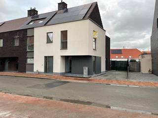 Deze recent gebouwde woning is uitstekend gelegen en werd steeds met zorg onderhouden.Naast de woning is er plaats voor twee wagens, wat bijzonder...
