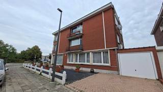 <p><span>Gunstig gelegen en goed onderhouden gelijkvloers appartement met 1 slaapkamer + binnenkoer en aparte handelsruimte als ook aanpalende garagebox met dubbele oprit.</span></p><p><span>Gezien dit pand verhuurd is, zijnde deels onder handelshuurovereenkomst en deels onder woninghuurovereenkomst is dit momenteel vooral interessant als investering: Prima huur rendement.</span></p><p><span>Tevens heel wat mogelijkheden voor vrij beroep na beëindiging huurovereenkomst, mede gezien de aanwezige parkeergelegenheid.</span></p><p><span>Interesse? Boek dan snel uw afspraak en kom zeker niet TE LAET!</span></p><p><span> </span></p><p><span> </span></p>
