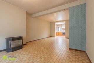 <h3><span>Leuke starters- gezinswoning met 3 slaapkamers, garage voor 3 auto's en gezellige tuin nabij centrum Appels</span></h3><h3><span>Instelprijs (bieden vanaf): 289.000,00 Euro</span></h3><p><span> </span></p><p><span>Bent u op zoek naar een degelijk gebouwde gezinswoning die u volledig naar eigen smaak kan opfrissen of renoveren? Dan is deze goed onderhouden woning beslist een bezoek waard!</span></p><p><span>Dankzij haar uitstekende ligging geniet u van een vlotte bereikbaarheid met scholen, winkels, openbaar vervoer en het centrum van Dendermonde op slechts enkele minuten afstand.</span></p><p><span> </span></p><p><span>De woning beschikt over een gevelbreedte van 8.75 meter en biedt verrassend veel mogelijkheden. Via de ruime inkomhal bereikt u de aangename leef- en woonruimte aan de voorzijde van de woning. </span></p><p><span>Aansluitend bevindt zich de keuken die doorgang biedt naar de grote garage. Achteraan vindt u nog een badkamer en een berging/wasplaats. Vanuit de keuken heeft u rechtstreeks toegang tot het terras en de verzorgde, gezellige tuin. Dankzij de gunstige zuidoostelijke oriëntatie geniet u hier van de zonnige dagen en kunt u tijdens warme zomeravonden heerlijk ontspannen.</span></p><p><span> </span></p><p><span>Op de eerste verdieping bevinden zich twee volwaardige slaapkamers.</span></p><p><span>Via een vaste trap bereikt men de zolderverdieping die kan dienen als derde slaapkamer. </span></p><p><span> </span></p><p><span>Extra troef</span><span>: deze woning komt in aanmerking voor het verlaagde registratierecht van 2% bij aankoop als enige eigen woning (onder voorbehoud van de geldende regelgeving).</span></p><p><span> </span></p><p><span>Een ideale woning voor wie op zoek is naar een uitstekende ligging en de mogelijkheid om een woning volledig naar eigen wensen te moderniseren.</span></p><p><span>Wees er snel bij!</span></p><p><span> </span></p><p><span>Meer informatie of een bezoek ter plaatse? T. 052 55 55 55 - <span>info@immotwins.be</span></span><span> - <span>www.immotwins.be</span></span><span> </span></p>