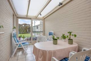 Bent u op zoek naar een woning op topligging met een inpandige garage, een zonnige tuin én veel renovatiemogelijkheden? <br /><br />Momenteel beschikt de woning over 2 volwaardige slaapkamers, maar de ruime zolder biedt de vaste mogelijkheid om een prachtige master bedroom of extra hobbykamer in te richten.<br /><br />INDELING <br />Op het gelijkvloers:<br />- Inkomhal<br />- gezellige leefruimte met aansluitend de keuken<br />- praktische inpandige garage<br />- badkamer <br />- toegang tot de kelder<br /><br />Op de eerste verdieping:<br />- 2 ruime slaapkamers<br /><br />De zolderverdieping is bereikbaar met een vaste trap en biedt de opportuniteit tot uitbreiding. <br /><br />De zonnige tuin maakt het plaatje compleet.<br /><br />TROEVEN: <br />- Uitstekende ligging<br />- Inpandige garage <br />- Vensters reeds vernieuwd in 2017 <br />- Zonnige tuin <br />- Extra ruimte mogelijk op zolder<br /><br />Benieuwd naar meer info of een bezoek ter plaatse? Neem contact op met Cléo 0472 18 39 96 - cleo.derekx@dewaele.com<br /><br />Dit pand is onderworpen aan de renovatieverplichting van de Vlaamse overheid voor residentiële gebouwen (behoudens bij sloop binnen 5 jaar na de aankoop). Consulteer voor meer informatie de website van het Vlaams Energie- en Klimaatagentschap via https://www.vlaanderen.be/een-woning-kopen/renovatieverplichting-voor-residentiele-gebouwen<br /><br />Bestuursmaatregelen in het maatregelenregister: nee
