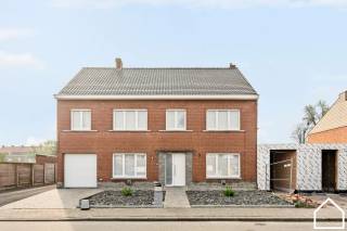 Deze ruime en energiezuinige woonst gelegen in een rustige wijk te Wervik biedt alle ruimte met z'n 4 slaapkamers (6 mogelijk), 2 badkamers en...