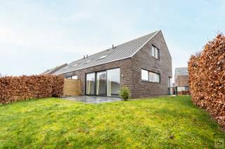 Recente en tijdloze woning met tuin in rustige buurt van RonseDeze stijlvolle woning uit 2015 bevindt zich in de groene Stadstuin van Ronse, in een...