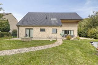 Bij het binnenkomen word je verwelkomd in een lichte inkomhal met toegang tot de ruime leefruimte, waar grote ramen zorgen voor veel natuurlijk...