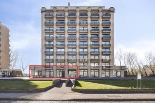 Profiteer van deze unieke commerciële kans op een absolute toplocatie! Dit ruime en verzorgde handelspand (nu kantoor, 100 m²) met aparte keuken en toilet (30 m²) biedt een ideale uitvalsbasis dankzij de nabijheid van het strand en openbaar vervoer (tram). De praktische waterdichte kelder (38 m²) is perfect als archiefruimte. Extra troeven zijn het adembenemende zicht op de golf van Oostende en de vele parkeerplaatsen. Mis deze buitenkans niet! Optioneel is er een staanplaats beschikbaar. Aarzel zeker niet ons te contacteren indien dit bedrijfsvastgoed bestaande uit een kantoorgebouw/handelspand te koop in Oostende u mogelijks kan interesseren