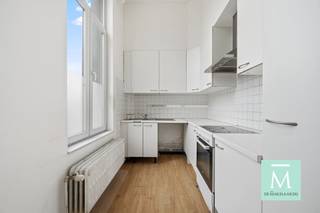 <p><span>Op te frissen 2-slaapkamerappartement op strategische ligging!</span></p><p><span>Dit lichtrijk appartement is gelegen op de eerste verdieping van een kleinschalig gebouw, nabij het centrum en Ring van Lier. Scholen, winkels, openbaar vervoer...op wandelafstand!</span></p><p><span>Via de centrale inkomhal betreden we de aangename leefruimte met aansluitend de keuken. De badkamer is uitgerust met douche, lavabo en toilet. </span></p><p><span>Dit appartement telt twee volwaardige slaapkamers (met ingemaakte kasten) waarvan één slaapkamer met mezannine en één slaapkamer met zuidgericht balkon. De zolder kan perfect gebruikt worden als extra stockageruimte. </span></p><p><span>Het appartement heeft een gunstig EPC-label A, wat garant staat voor een energiezuinige woonst en lagere energiekosten! </span></p><p><span>Wat dit appartement nog interessanter maakt, is dat er geen syndicus is en dus ook de zeer lage gemeenschappelijke kosten! Kortom, met een beperkt opfrissingsbudget kan dit appartement omgevormd worden tot een zeer comfortabel en hedendaags appartement, ideaal voor eigen bewoning of als investering! </span></p><p><span>Benieuwd? Wacht dan zeker niet te lang en contacteer ons (bel 015/20.20.82 of info@demakelaardij.be)</span></p>