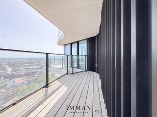 Ontdek dit prachtige, centraal gelegen appartement in de prestigieuze residentie The Tower in Knokke.<br />Bij het binnenkomen wordt u verwelkomd in een ruime inkomhal met afzonderlijk gastentoilet. De lichtrijke leefruimte met open, volledig geïntegreerde keuken biedt een aangename woonbeleving en geeft rechtstreeks toegang tot het royale zonneterras. Het appartement beschikt over twee volwaardige slaapkamers met toegang tot het terras en elk met een eigen ensuite badkamer of douchekamer, wat zorgt voor optimaal comfort en privacy. Daarnaast is een privatieve kelderberging en fietsenberging inbegrepen in de prijs. Er bestaat tevens de mogelijkheid om een garagebox en/of autostaanplaats aan te kopen binnen dezelfde residentie.<br /><br />Troeven:<br />*Centrale ligging in residentie The Tower<br />*Ruime en lichtrijke leefruimte<br />*Royaal terras met open zicht<br />*Twee volwaardige slaapkamers met ensuite badkamer en douchekamer<br />*Inclusief kelderberging en fietsenberging<br />*Mogelijkheid tot aankoop van garagebox en/of autostaanplaats<br /><br />Een uitzonderlijke opportuniteit voor wie op zoek is naar luxe, ruimte en exclusiviteit in Knokke.<br />Stedenbouwkundig uittreksel en maatregelenregister in aanvraag.<br /><br />Aarzel niet om ons te contacteren voor meer informatie: tel. : 050 62 44 14 of via knokke@immax.be