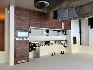 Ontdek dit prachtige nieuwbouwappartement, ideaal gelegen met vlotte aansluiting op de invalswegen en op fietsafstand van het bruisende centrum van Brugge. Winkels, openbaar vervoer en het ziekenhuis bevinden zich in de onmiddellijke nabijheid.<br /><br />Het appartement is instapklaar en maakt deel uit van een moderne nieuwbouwwijk. Bij binnenkomst word je verwelkomd in een lichtrijke, open leefruimte met ingerichte keuken en aansluitende berging. De woonkamer geeft uit op een gezellig terras met een prachtig zicht op groen. Daarnaast beschikt het appartement over twee volwaardige slaapkamers, een apart toilet en een stijlvolle badkamer met inloopdouche en wastafel. <br /><br />Een bijkomende troef is autostaanplaats in de ondergrondse parkeergarage. Verder zijn er zowel binnen als buiten fietsenbergingen voorzien.<br /><br />Beschikbaar: 1 september 2026<br /><br />Gemeenschappelijke kost: €75/maand <br /><br />Interesse? Neem dan nu contact op via onze website of brugge@immofrancois.be!<br /><br />