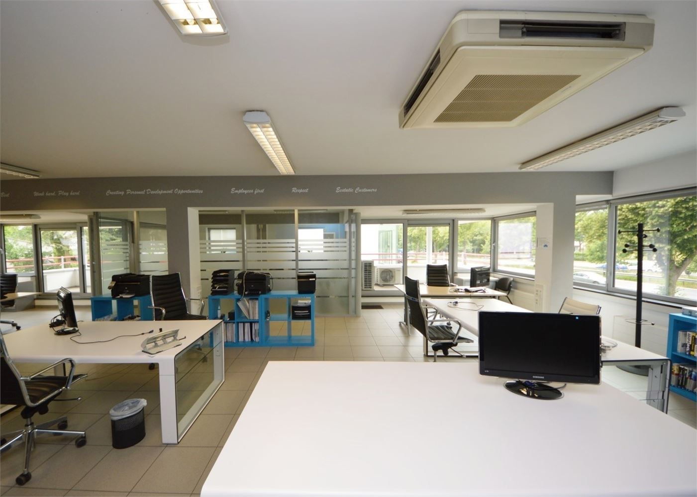 INSTAPKLAAR KANTOOR MET 6 PRIVE PARKEERPLAATSEN NABIJ E40 KAREELSTRAAT - foto 5