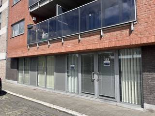 Cette location de bureaux est située le long de la Sint-Lievenslaan, près de la R40 et de l'E17 à Gand. Le bâtiment bénéficie ainsi d'une visibilité et d'une accessibilité excellentes. Il existe de nombreuses possibilités de stationnement à proximité du bureau. Surface : 100 m²Spécifications : - Éclairage LED- Sanitaire- Coin cuisine- Chauffage électrique- Climatisation- Aération- Possibilité d'acheter un bien commercial- Plafond du système- Sol carrelé- CourDisponibilité : Disponible immédiatement.Ce bureau à louer à Gand vous intéresse ? N'hésitez pas à nous contacter au 09 245 35 35 ou à business.gent@dewaele.com.