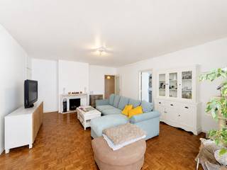 <p>Ontdek dit ruime en lichte appartement op de begane grond van een gebouw met twee verdiepingen, op een steenworp afstand van het centrum van Waterloo en alle voorzieningen. Het bestaat uit een ruime, lichte woonkamer van ±30 m², een gedeeltelijk ingerichte keuken (kookplaten, spoelbak, koelkast, aansluitmogelijkheid voor vaatwasser, wasmachine/droger), drie slaapkamers van ±12 m², ±12 m² en ±14 m², een badkamer en een apart toilet. Het grootste pluspunt is het prachtige terras van ±40 m², dat perfect op het zuiden is gelegen. De bewoners profiteren ook van een aangename gemeenschappelijke tuin en een eigen kelder. De maandelijkse kosten bedragen 250 € en omvatten de kosten voor koud water, warm water, verwarming en de gemeenschappelijke kosten. EPC E. Beschikbaar vanaf 15/10/2026. De oppervlakten worden ter indicatie vermeld en hebben geen contractuele waarde.</p>
<p>Nu te bezichtigen!</p>
<p></p>
<p><b><u>Indeling</u>:</b></p>
<p></p>
<p><u>Op de begane grond - Appartement B1</u></p>
<ul>
<li>Entreehal met kleine berging en apart toilet</li>
<li>Lichte woonkamer van ±30 m² met toegang tot een eigen terras van ±40 m² en de gemeenschappelijke tuin</li>
<li>Gedeeltelijk ingerichte keuken (kookplaten, afzuigkap, koelkast/vriezer + aansluiting voor vaatwasser, wasmachine en droger)</li>
<li>Slaapgedeelte</li>
<li>Badkamer (dubbele wastafel, bad/douche)</li>
<li>Drie slaapkamers van ±12 m², ±12 m² en ±14 m²</li>
<li>Kelder nr. 1B</li>
</ul>
