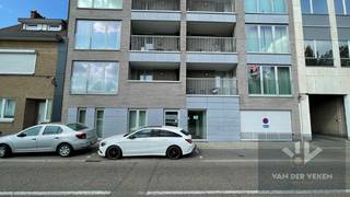Ondergrondse autostaanplaats op wandelafstand van horeca, winkels, kantoren, ziekenhuis of hogescholen.<br /><br />Deze parkeerplaats is onmiddellijk beschikbaar.<br /><br />Surf naar www.vdv-vanderveken.be, kies bij "TE HUUR" voor dit pand en vul de kandidatenfiche in (klik in het gouden balkje op "Ik wil dit pand graag huren!"). Wij contacteren je voor een afspraak! 