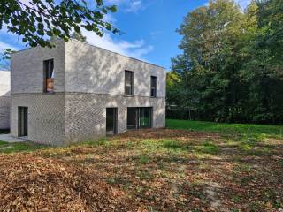 Immo3000 stelt met trots dit unieke nieuwbouwproject voor aan de Paardenveldstraat in het rustige en groene Winksele (Herent). Gelegen in een kindvriendelijke buurt en omgeven door parkgebied, combineert deze woonomgeving rust met een uitstekende bereikbaarheid. Op slechts enkele minuten bevindt u zich in het centrum van Leuven, bij het UZ Leuven of op de E314 richting Brussel.<br /><br />De woningen vormen een stijlvolle blikvanger dankzij hun strakke, moderne vormgeving en het speelse contrast tussen donkere en lichte gevelvlakken. <br />Binnenin staat wooncomfort centraal:<br />- Maximale lichtinval : Grote raampartijen zorgen voor een heldere lichtinval en een prachtig uitzicht op de groene omgeving.<br />- E-peil van max. 20 met 6 zonnepanelen (min. 400WP)<br />- Doordachte indeling: Praktisch ingedeelde ruimtes met extra opbergruimte dankzij een berging op zowel de gelijkvloerse als de eerste verdieping.<br />- Buitenleven: Elke woning beschikt over een mooi privéterras en heeft direct toegang tot de ruime, gemeenschappelijke parktuin.<br /><br />Spotlight op Woning D.2<br />In deze buitengewone buurt staan de laatste twee bebouwingen te koop. Een van de beschikbare woningen is unit D.2, een gesloten bebouwing die volledig afgewerkt wordt opgeleverd:<br /><br />Grondoppervlakte van 137m²<br />Indeling: 3 slaapkamers, 2 bergings, 1 badkamer, 2 aparte toiletten en een ruime leefruimte<br />Buitenruimte: Privéterras met aansluitend een gedeelde tuinzone<br />Parkeergelegenheid: 2 buitenstaanplaatsen bij te kopen aan € 5.000 per stuk<br /><br />Prijsverdeling (incl. registratierechten, btw, 2 autostaanplaatsen, schatting notariskosten en aansluitingskosten):<br />Grondaandeel €129.293,00 + 12% registratierechten<br />Infrastructuur €35.352,00 + 21% btw<br />Constructie €320.355,00 | + 21% btw<br />Schatting notariskosten € 4.000<br />Schatting kosten basisakte en bouwtaks € 1.500,00<br />Schatting opening tellers (gas, water, elektriciteit) €4.500 <br />Totaalprijs €585.213,63<br /><br />Bent u benieuwd hoe deze woning aansluit bij uw woonwensen? Neem vandaag nog contact op met de erkende BIV-makelaars van Immo3000 en plan uw bezoek in.
