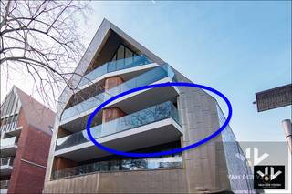 <strong><u>Nieuwbouw assistentiewoning met één slaapkamer op toplocatie in het centrum van Hasselt </u></strong><br /><br /><u><strong>TROEVEN:</strong></u><br />- Toplocatie pal in het centrum van Hasselt<br />- Veel privacy <br />- Ruim terras met uitzicht op het Groenplein  <br />- Mogelijkheid tot volledige assistentie mét extra services (bv. pedicure, kapper, kine, ...)<br />- Ondergrondse autostaanplaats kan worden aangekocht (€ 40.000,00) <br />- Kelderberging inbegrepen in de vraagprijs <br /><br />Nieuwbouwcomplex "Ursulinenhof" is een fantastisch geheel aan assistentiewoningen, pal in het centrum van Hasselt. Op de site waar vroeger het Vrij Technisch Instituut gelegen was, waar de nonnen van de Ursulinenorde lesgaven, werd in 2019-2020 een woningcomplex gerealiseerd waar zowel de oorspronkelijke charme werd behouden als aandacht besteed aan modern comfort en architectuur. Er werd voorzien in een 100-tal assistentiewoningen, een Grand Café, een heel gezellige binnentuin,  een kapsalon, kinesitherapie- en ergopraktijk, een schoonheidssalon, ... De bewoners van de assistentiewoningen kunnen in hun eigen residentie genieten van alle gewenst comfort. <br /><br />Vanop het Groenplein kijken we naar het rechtergebouw van Ursulinenhof, modern gehuld in een koperen jasje. Op de tweede verdieping vinden we deze assistentiewoning terug, met een ruim terras (+/- 12 m²) vanwaar je uitkijkt op het Groenplein. De ligging aan de voorzijde van het gebouw garandeert privacy, terwijl je gezellig kan uitkijken op het bruisende stadsleven. We komen de assistentiewoning binnen via de ruime inkomhal, die toegang geeft tot een open leefruimte met keuken. De keuken werd volledig uitgerust. Er is een ruime slaapkamer met ensuite badkamer voorzien, alsook een wasplaats. Extra bergruimte werd gecreëerd door een buitenberging op het terras te plaatsen, alsook dankzij de kelderberging die bij de assistentiewoning hoort. Dankzij de grote raampartijen in de leefruimte is het er heerlijk vertoeven met veel daglicht en een uitzicht dat continu in beweging is. <br /><br />Bij Ursulinenhof kan iedere bewoner gebruik maken een eersteklas "hotelservice": op maat van jouw noden kun je een zorgpakket aanvragen. Zo is er onder meer een oproepsysteem voor noodsituaties of zorgverlening, staat er 24/7 zorgpersoneel klaar, kunnen ze je helpen met administratie en kan je ervoor kiezen om maaltijden te laten leveren of huishoudelijke hulp in te schakelen. De mogelijkheden zijn talrijk. <br /><br />Een grote troef voor deze assistentiewoning is de ondergrondse parkeerplaats die bij de assistentiewoning kan worden aangekocht (€ 40.000,00). Zorgeloos parkeren in het midden van het stadscentrum, op een steenworp van je voordeur: dàt is comfortabel wonen. <br /><br />Ben je op zoek naar een mooie, moderne locatie om je zilveren jaren door te brengen? Zou je graag investeren in een assistentiewoning? Neem snel contact met ons op. 