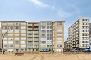 In <strong>Residentie DEAUVILLE</strong> presenteren wij een uitzonderlijk appartement met <strong>frontaal zeezicht</strong> en panoramische zichten over het strand.<br /><br />Dit ruim en lichtrijk appartement combineert een <strong>topligging eerste lijn</strong> met een royale gevelbreedte , wat zorgt voor een open gevoel en overvloedig natuurlijk licht.<br /><br />Het volledig vernieuwde appartement heeft een <strong>bruto vloeroppervlakte van 86m²</strong> en beschikt over een inkom met apart toilet. Een lichtrijke leefruimte met een open keuken voorzien van alle toestellen. <strong>Drie ruime slaapkamers</strong>, elk voorzien van een lavabo. Daarnaast is er een ruim <strong>zonneterras </strong>van maar liefst <strong>30 m²</strong>, waar u geniet van de ochtend en namiddagzon. <br /><br />De leefruimte biedt een directe connectie met het zeezicht.<br /><br />TROEVEN: 
<ul>
	<li>Instapklaar </li>
	<li>Energielabel C</li>
	<li>Nieuwe PVC ramen </li>
	<li>Elektriciteit conform</li>
</ul>
<br />Bovendien beschikt het appartement over een <strong>brandveiligheidsattest (Vinçotte)</strong> conform het <strong>logiesdecreet</strong>, wat het ook geschikt maakt voor verhuur.<br /> 