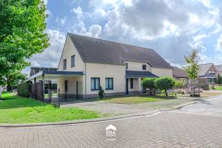 <p>Energiezuinige gezinswoning op 385m² nabij Lommel-Centrum! </p>
<p><strong>Lommel-Centrum: Instapklare woning (169m²) met 3 slks op 385m² en EPC label A! </strong></p>
<p> </p>
<p><strong>Troeven:</strong></p>
<ul><li>Energiezuinig = EPC label A</li><li>3 ruime slaapkamers</li><li>Heel gunstige en rustige ligging nabij Lommel-Centrum
<ul><li>Op wandelafstand van centrum</li><li>Nabij openbaar vervoer, scholen, winkels, ..</li><li>Vlotte verbinding naar Nederland en op ca. 25 minuten van o.a. Eindhoven, Veldhoven, ..</li></ul>
</li><li>Zonnepanelen en zonneboiler aanwezig</li><li>Onderhoudsvriendelijke tuin met carport en ZO-oriëntatie</li><li>Asbestvrij- en veilig</li><li>Charmante woonkamer met parketvloer, vloerverwarming en veel lichtinval</li><li>Ook geschikt als investering!</li></ul>
<p><u>Indeling</u></p>
<p>Gelijkvloers: inkomhal - toilet - woonkamer - keuken - hal - wasplaats/berging</p>
<p>Boven: nachthal - badkamer - slaapkamer 1 - slaapkamer 2 - slaapkamer 3</p>
<p>Zolder (vlizotrap): bergzolder met o.a. gasketel en zonneboiler</p>
<p>Tuin: terras met zonneluifel - tuinhuis - carport</p>