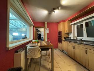 Bent u op zoek naar de perfecte combinatie van wonen en werken op één locatie, of zoekt u een pand met enorm veel potentieel en uitbreidingsmogelijkheden? Deze veelzijdige eigendom op een ruim perceel van 859 m² in Melsele biedt tal van mogelijkheden voor zelfstandigen, hobbyisten of creatieve aanpakkers!<br /><br />Gelijkvloers:<br />Via de inkomhal treedt u binnen in de leefruimte, die naadloos aansluit op een veranda. De ingerichte keuken en aanpalende berging bieden een praktische basis voor dagelijks comfort.<br /><br />Magazijn / Atelier &amp; Buitenruimte:<br />Het absolute speerpunt van deze eigendom is het royaal aanpalende magazijn/atelier (hoogte inrijpoort 2,7m) van maar liefst 286 m². Of u nu nood heeft aan opslagruimte, een werkplaats of een atelier: hier zijn de mogelijkheden eindeloos! Achter het atelier bevindt zich bovendien nog een extra verhard terrein, ideaal voor extra parkeergelegenheid, buitenopslag of om te vormen tot een zonnige tuin. <br />De nachthal geeft toegang tot 3 slaapkamers en een badkamer voorzien van een comfortabel ligbad en een dubbele wastafel.<br /><br />Potentieel: Een eigendom met een stevige basis die, mits de nodige opfrissing en liefde, kan uitgroeien tot een parel. Gelegen vlakbij op- en afrit E34 en vlotte verbinding richting Gent/ Antwerpen/ Haven.