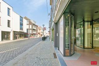 Gunstig gelegen ruime handelspanden van ca. 148 m². Voorzien van praktische ruime etalage met rolluik van 7 meter breed.
Gunstig gelegen in de winkelzone tussen de markt en de Bovenpoort. De handelsruimte is goed uitgerust en voorzien van een kitchenette, sanitair en tuin.
Het handelspand is is verhuurd.
Vermelde afmetingen/oppervlakten zijn indicatief. Oppervlakten conform EPC.
