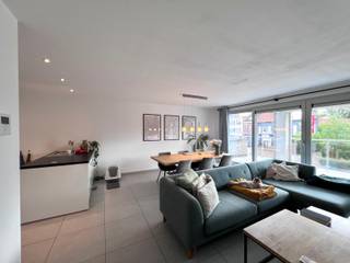 <p><strong>Ruim recent nieuwbouwappartement met 2 slaapkamers en zonnig terras op centrale ligging te Mechelen</strong><br /><br /><strong>huurprijs: €1.250 / maand I vaste kost: €50 / maand </strong><br /><strong>beschikbaarheid: september 2026</strong><br /></p><p>Op een uitstekende en centrale ligging bevindt zich dit ruime recente nieuwbouwappartement van maar liefst <strong>115 m²</strong>. Dankzij de vlotte verbinding naar het centrum van Mechelen, de vaartdijk, de nabijheid van winkels, scholen en openbaar vervoer geniet u hier van een comfortabele woonomgeving met alle dagelijkse voorzieningen binnen handbereik.</p><p></p><p>Het appartement verwelkomt u in een ruime en lichtrijke leefruimte met grote raampartijen die naadloos aansluit op de volledig ingerichte open keuken. Aansluitend bevindt zich het aangename <strong>zuidgerichte terras</strong>, waar u de hele dag van de zon kunt genieten. Verder beschikt het appartement over <strong>twee volwaardige slaapkamers</strong>, een stijlvolle badkamer uitgerust met zowel een ligbad als een inloopdouche en <strong>twee praktische bergingen</strong>, ideaal voor extra opslagruimte.</p><p></p><p>Bij het appartement hoort bovendien een derde private berging. U heeft de mogelijkheid om een <strong>ondergrondse autostaanplaats</strong> bij te huren (€80 / maand). </p><p>Er is <strong>geen lift</strong> aanwezig, wat de gemeenschappelijke kost beperkt blijven. <br /></p><p>Plan nu uw bezoek in: <br /><strong>emma@altro-vastgoed.be</strong></p>