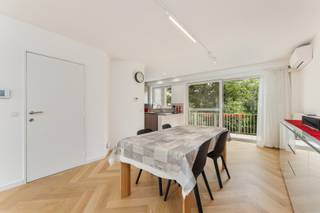 Instapklare bel-etagewoning met ruime garage en zonnig terras.<br /><br />Op het gelijkvloers vinden we een ruime garage, een praktische wasplaats, een bureelruimte en een apart toilet. Via de afzonderlijke inkomhal bereik je de eerste verdieping, waar de gezellige woonkamer en volledig uitgeruste keuken zich bevinden. Als extra troef beschikt deze verdieping over een ruim terras van maar liefst 12 m², ideaal om te genieten van een rustig moment in de buitenlucht.<br /><br />Op de tweede verdieping bevinden zich drie ruime slaapkamers en een recentelijk gerenoveerde badkamer uitgerust met een douche, toilet en wastafel.<br /><br />Verder is de woning uitgerust met een airco, perfect om de warmte met deze dagen buiten te houden en een alarmsysteem. <br /><br />De woning beschikt ook over een oost gerichte tuin. <br /><br />Deze woning is perfect voor wie op zoek is naar een instapklare thuis voor het hele gezin.<br /><br />Stedenbouwkundige inlichtingen in aanvraag. <br /><br />Interesse? Contacteer ons voor een bezoek op het nummer 0495/91.39.51