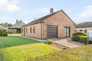 SALES DAY vrijdag 02/10! Inschrijven kan via www.immobeguin.beRustig gelegen bungalow met 2 slaapkamers, garage en ruime tuin nabij het centrum van Ronse!Deze bungalow is rustig gelegen in de gegeerde Europawijk, aan de rand van het stadscentrum van Ronse. De woning bevindt zich op een mooi perceel van 630 m² en biedt dankzij de volledig gelijkvloerse indeling een comfortabele en praktische woonomgeving.Indeling: inkomhal, woonkamer, keuken, twee slaapkamers, badkamer en een afzonderlijk toilet. Daarnaast beschikt de woning over een inpandige garage/wasplaats met automatische poort en een zolder die voor extra bergruimte zorgt.Buiten geniet je van een ruime omliggende tuin met tuinhuis. Verder is de woning uitgerust met een regenwaterput van 5.000 liter.De bungalow is op te frissen en biedt heel wat mogelijkheden om ze volledig naar eigen smaak in te richten. Dankzij de gelijkvloerse indeling, rustige ligging en nabijheid van het centrum is deze woning ideaal voor koppels, kleine gezinnen of wie op zoek is naar comfortabel gelijkvloers wonen met een mooie buitenruimte.Te koop via Immo Beguin, jouw vastgoedexpert sinds 2009.✉️ info@immobeguin.be