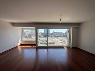 Mooi appartement met twee slaapkamers en een prachtig zicht over de jachthaven van Oostende. Het appartement heeft een ruime woonkamer van 45m²...