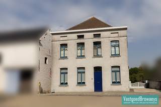 Ben je op zoek naar een unieke eigendom vol geschiedenis, charme én potentieel? Dit statige gebouw, het voormalige gemeentehuis...