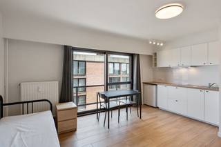 Deze lichtrijke studio is instapklaar en is centraal gelegen nabij verschillende faculteiten, openbaar vervoer, winkels, sportfaciliteiten, eet- en drankgelegenheden en het UZ Gasthuisberg. Op slechts 5min wandelen staat u op de Grote markt en de Bondgenotenlaan! Ook naar de E40 en de E314 is er een zeer vlotte verbinding via de Koning Boudewijnlaan. Deze mooie studio vormt de perfecte uitvalsbasis voor een studerend kind en/of is een interessante investering met een sterk verhuurpotentieel.<br /><br />De studio is gelegen op de vierde verdieping en bestaat uit een lichtrijke leefruimte met een open keuken en een aparte badkamer. Zowel de keuken als de badkamer werden recent vernieuwd. De studio beschikt over een balkon en op het gelijkvloers is een gemeenschappelijke fietsenberging voorzien. Verlichting en gordijnen inclusief!<br /><br />EPC 114kWh(B-label)! Elektriciteit conform! Asbestveilig! Niet-overstromingsgevoelig!<br /><br />Indien u deze leuke studio graag bezoekt dan kan u mij steeds bereiken via arnaut@immojanstas.be of 0495292080.<br /><br />Bijkomende info (EPC, bodemattest, elektriciteitsattest, enz...) kan U hier downloaden ↓